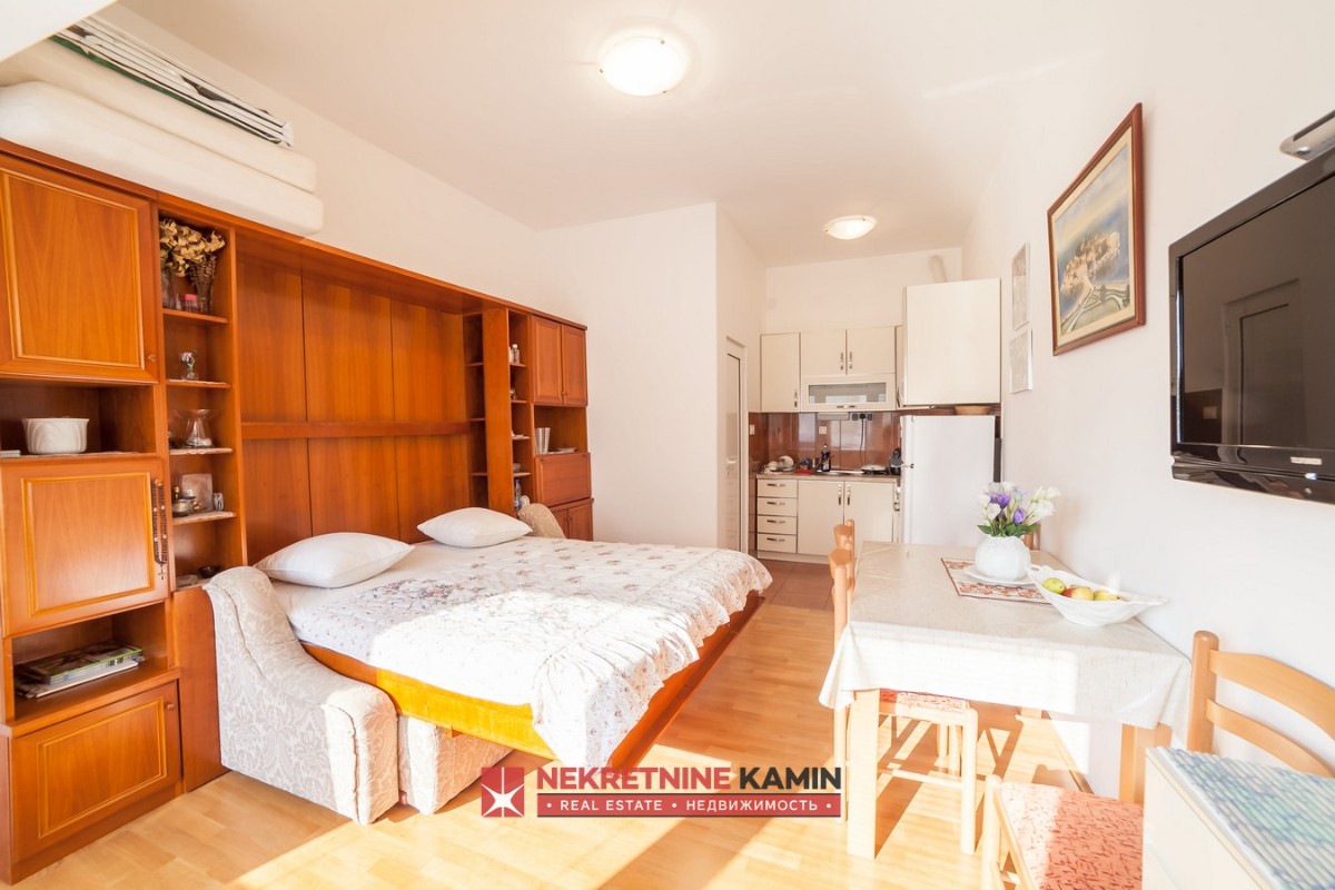 Opremljen studio blizu mora, Sveti Stefan